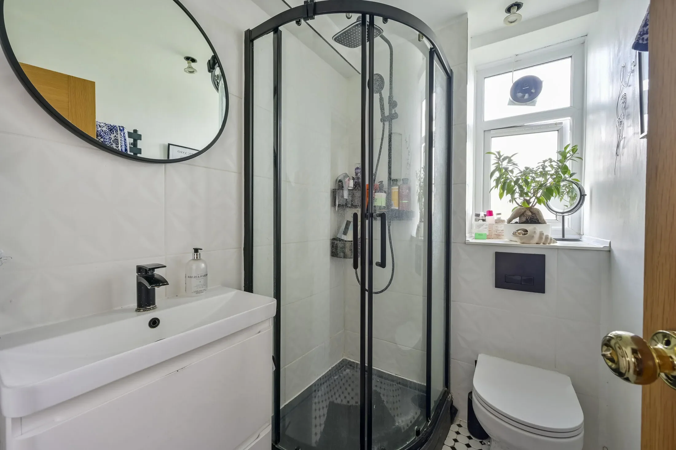 Flat Innes Gardens in Greater London