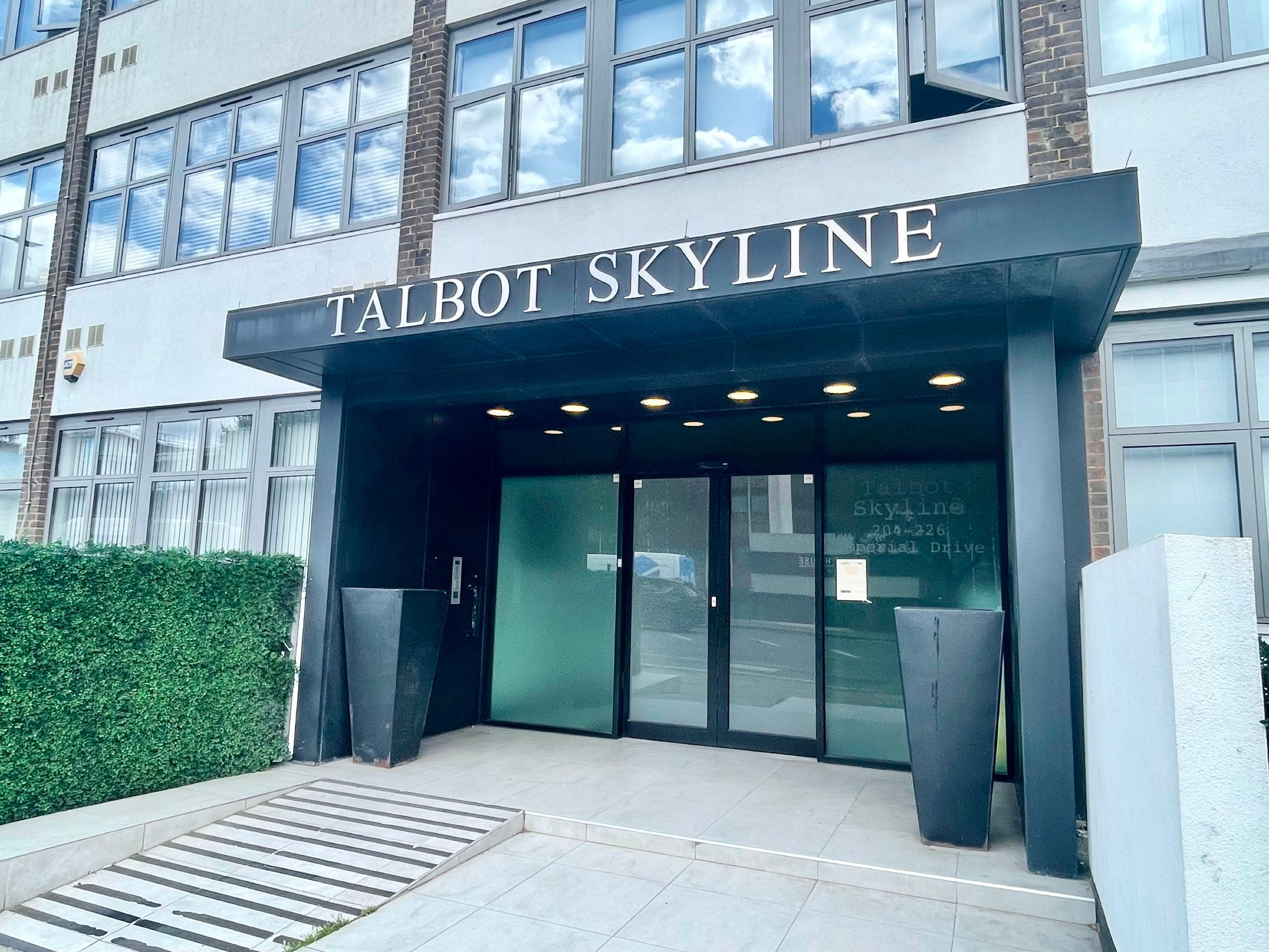 Flat Imperial Drive in Greater London