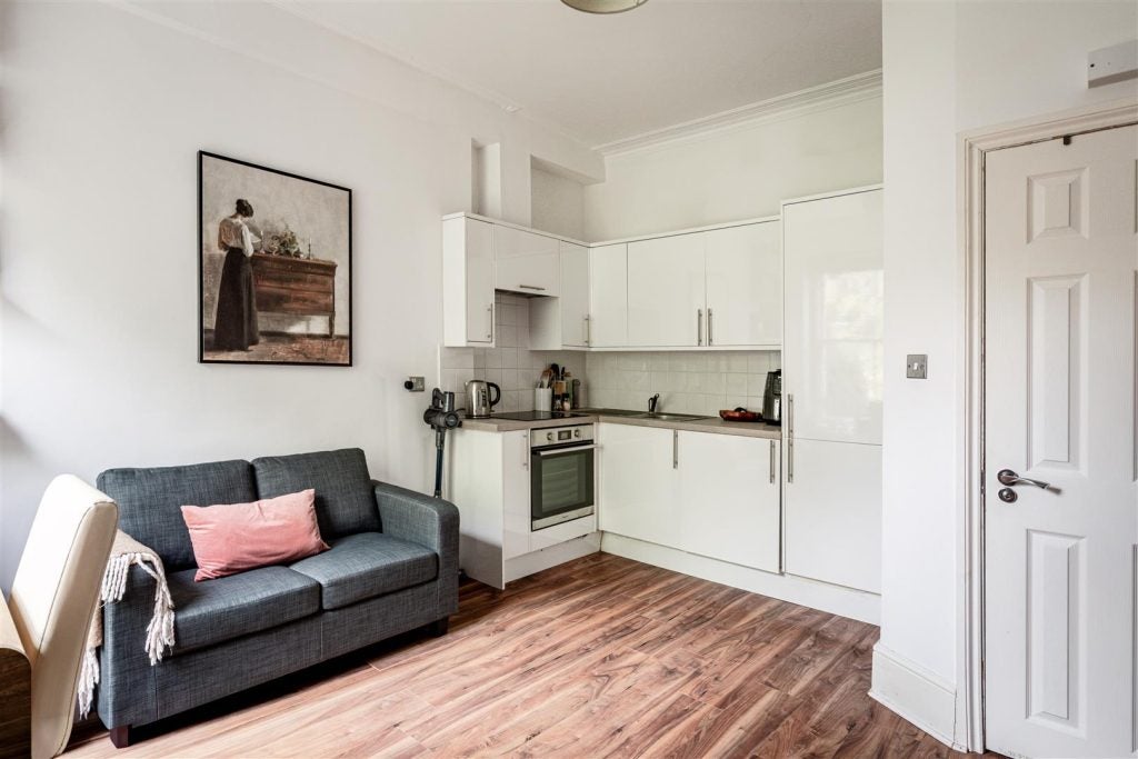 Flat Holland Road in Greater London