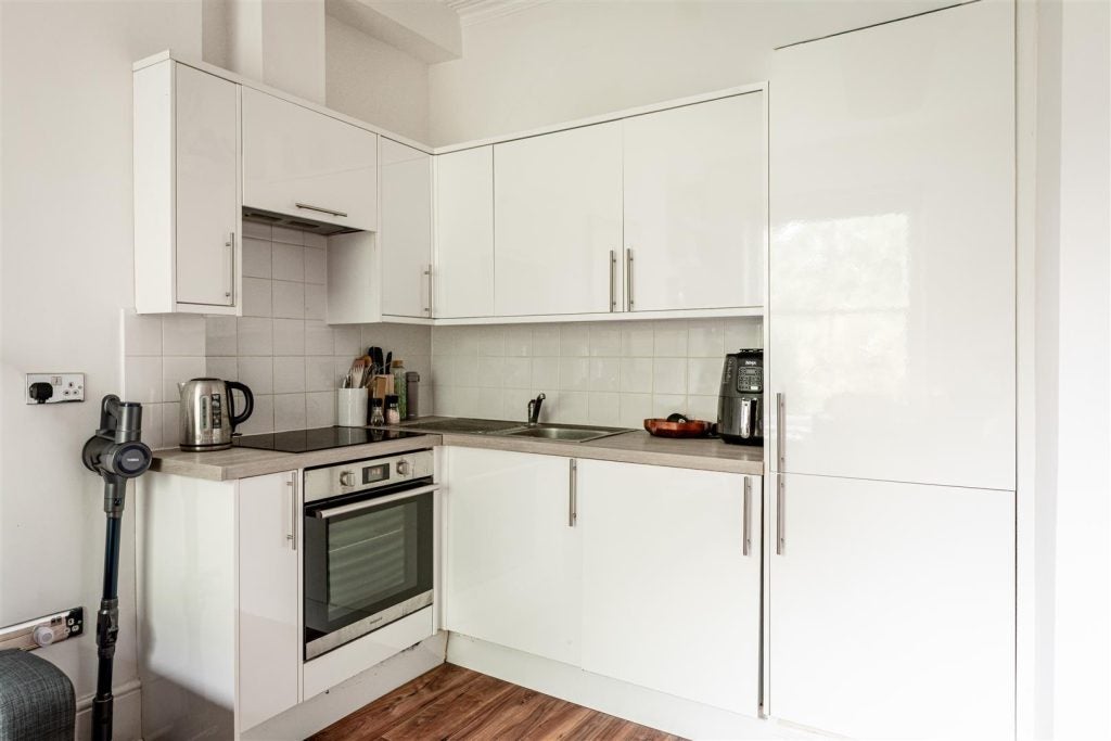 Flat Holland Road in Greater London
