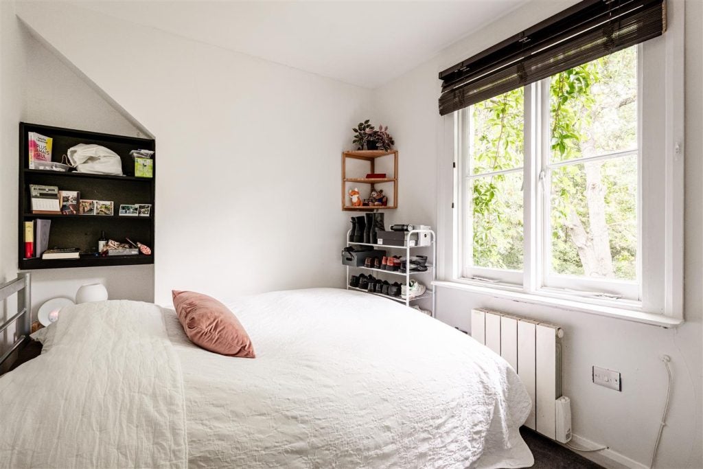 Flat Holland Road in Greater London