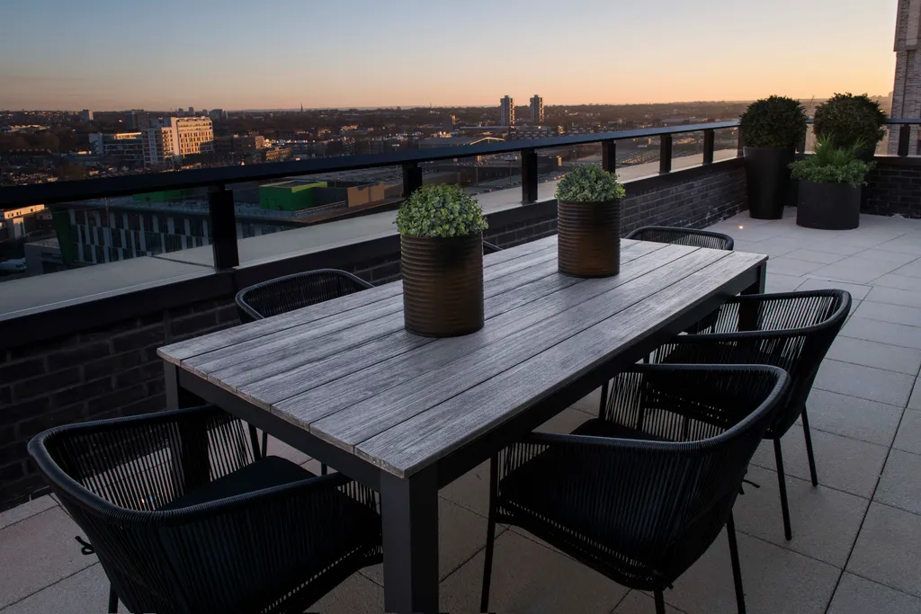 Flat Pascal Square in Greater London