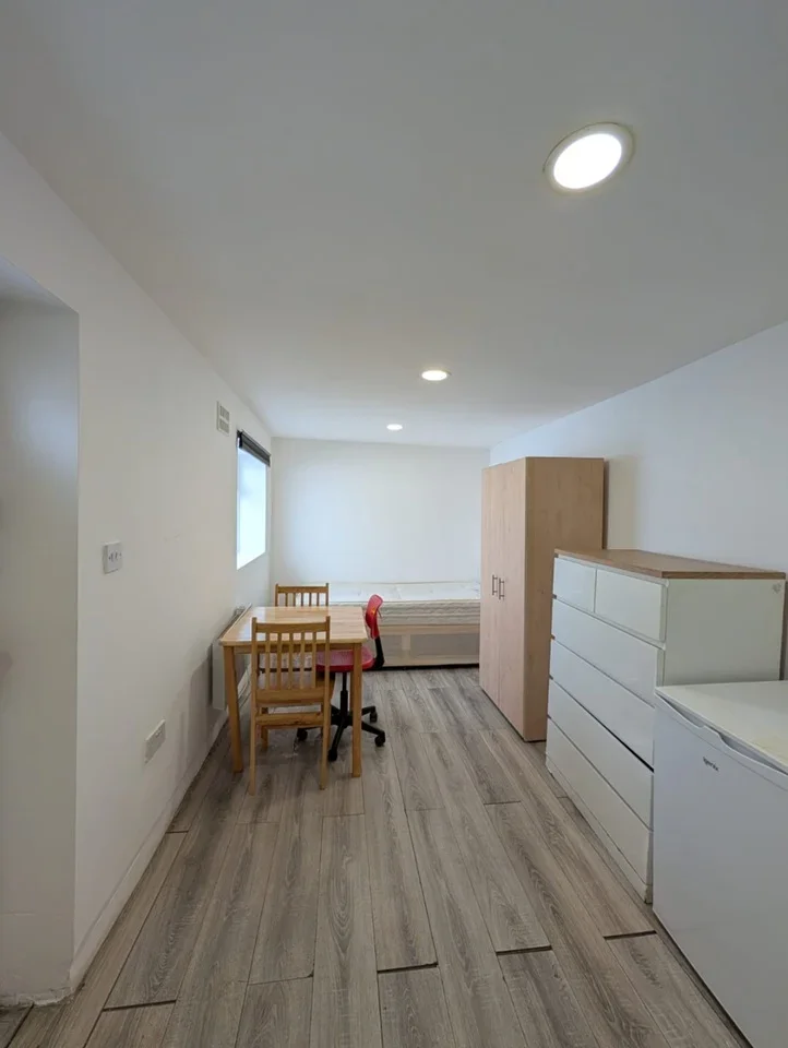 Flat Heathfield Gardens in Greater London