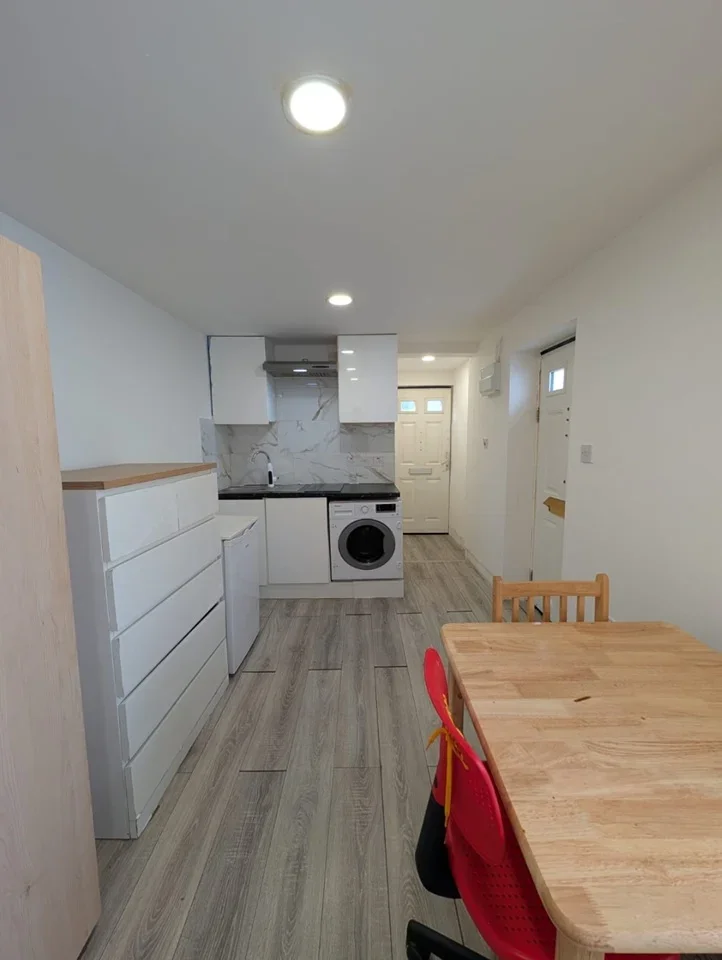 Flat Heathfield Gardens in Greater London