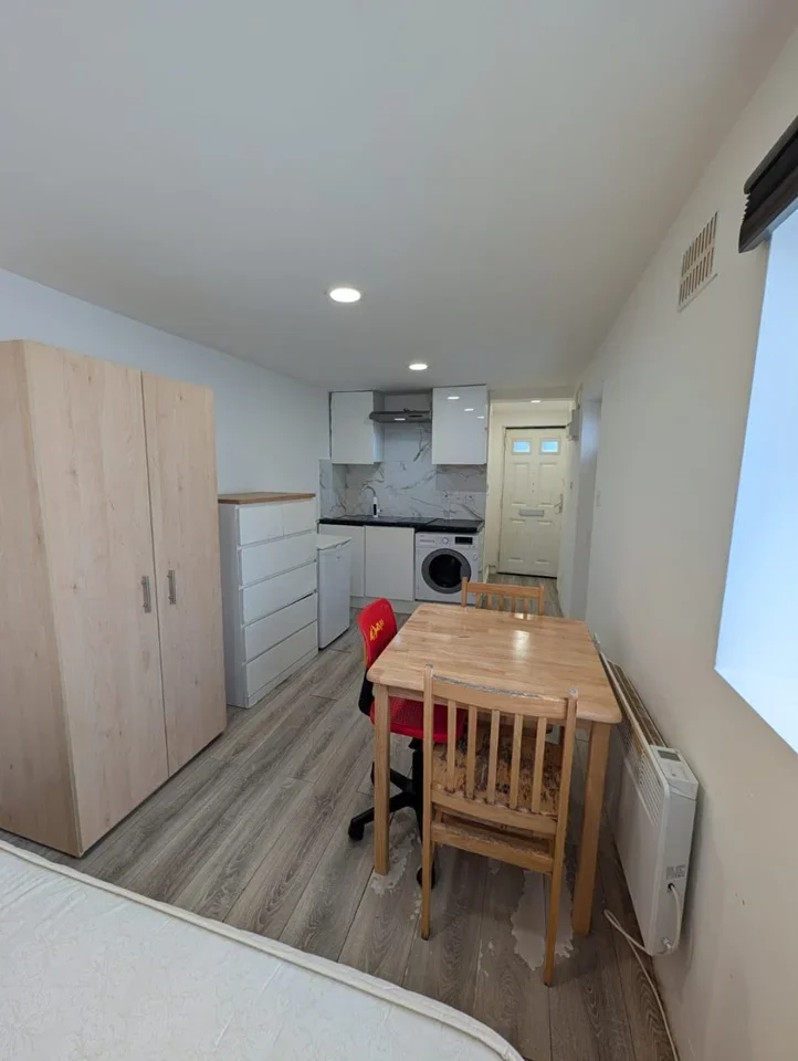 Flat Heathfield Gardens in Greater London