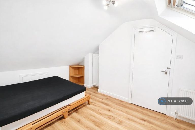 Room Sunningfields Road in Greater London