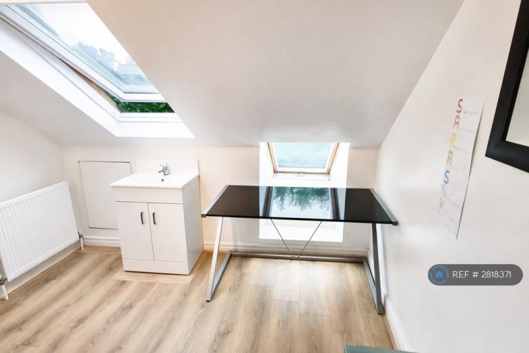 Room Sunningfields Road in Greater London