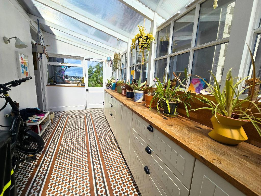 Room Knowle Road in Bristol