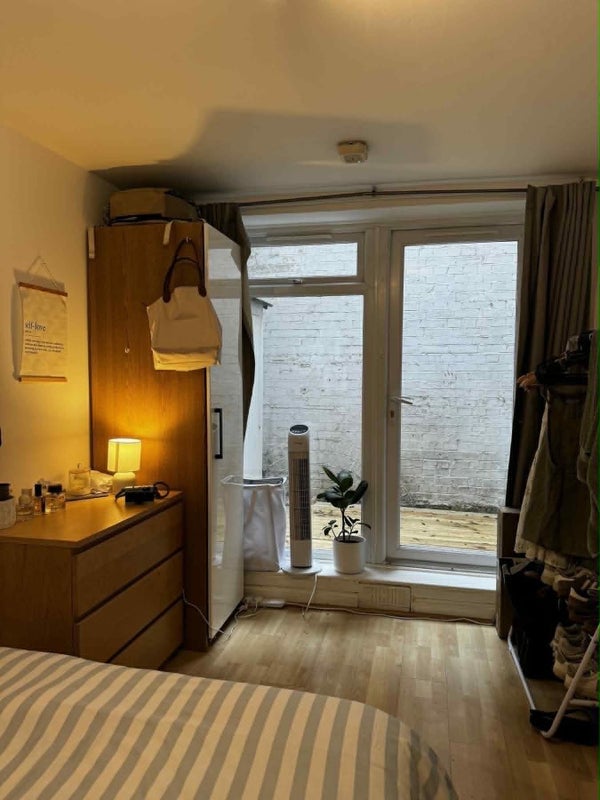 Room Chalk Farm Road in Greater London