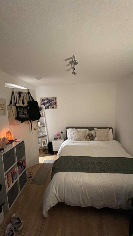 Room Chalk Farm Road in Greater London
