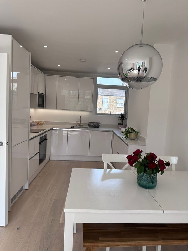 Room Pellatt Road in Greater London