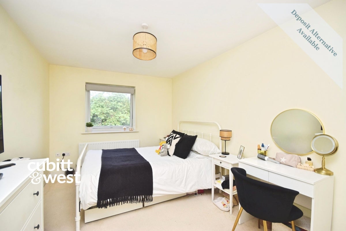 Flat Purley Park Road in Greater London