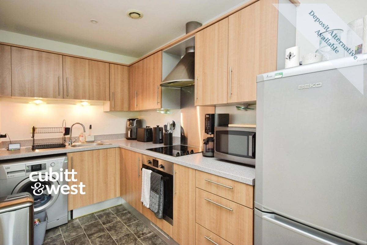 Flat Purley Park Road in Greater London