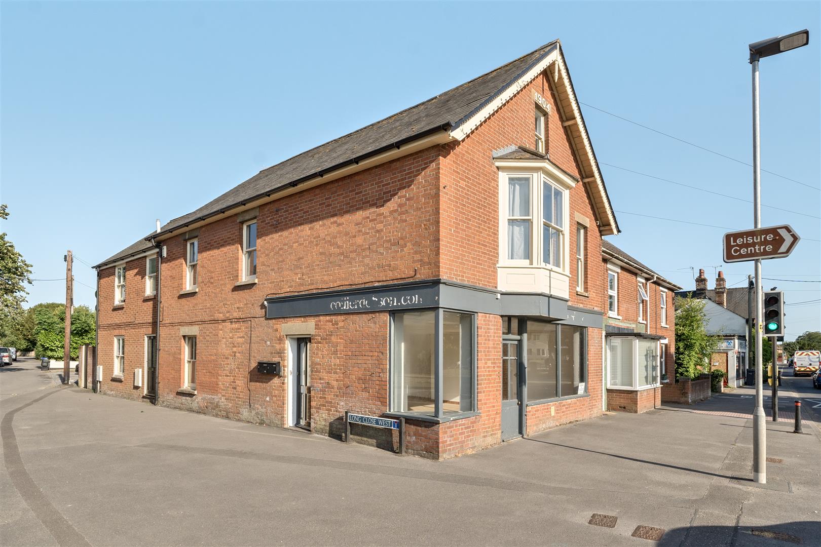 Flat Long Close West in Downton