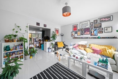 Flat Courtlands Avenue in Greater London