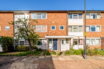 Flat Courtlands Avenue in Greater London