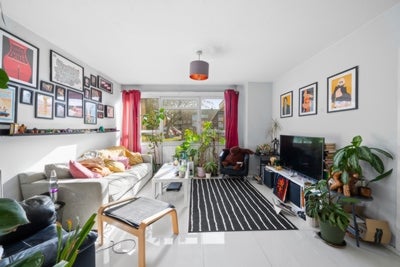 Flat Courtlands Avenue in Greater London