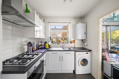 Flat Courtlands Avenue in Greater London