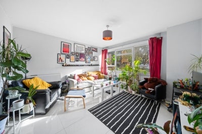 Flat Courtlands Avenue in Greater London