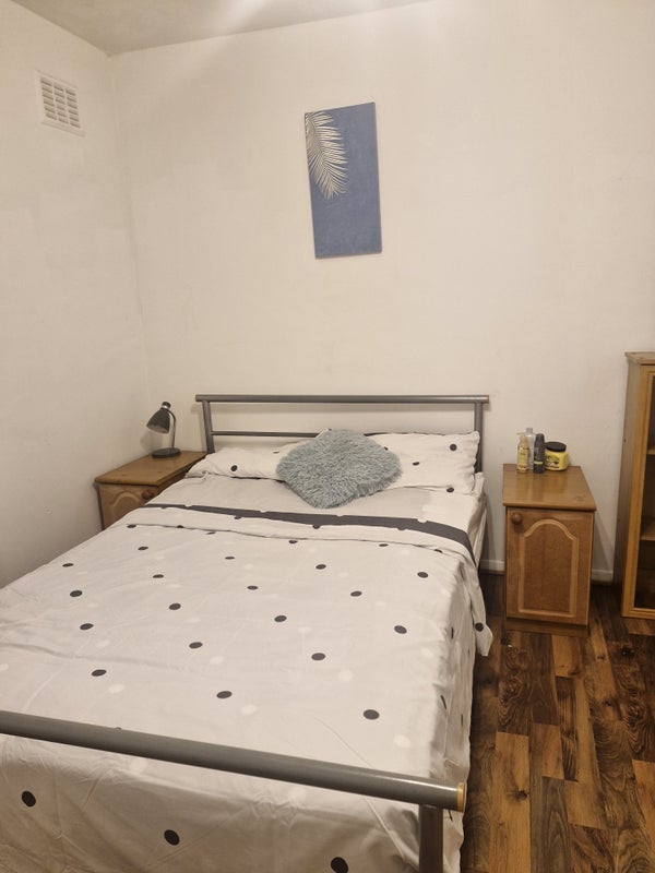 Room Hanworth Road in Greater London