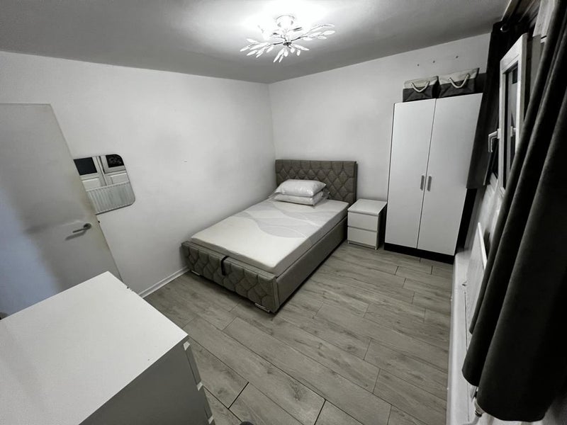 Room Stockwell Park Road in Greater London