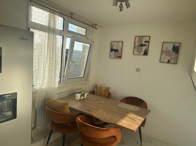 Room Stockwell Park Road in Greater London