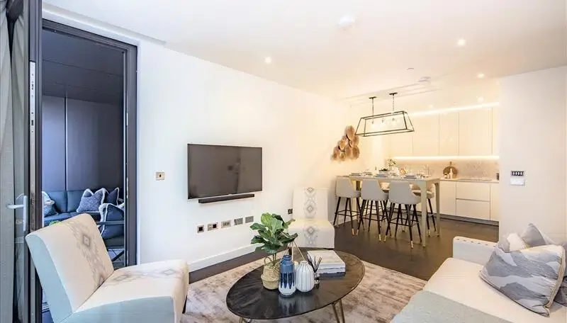 Flat Ponton Road in Greater London