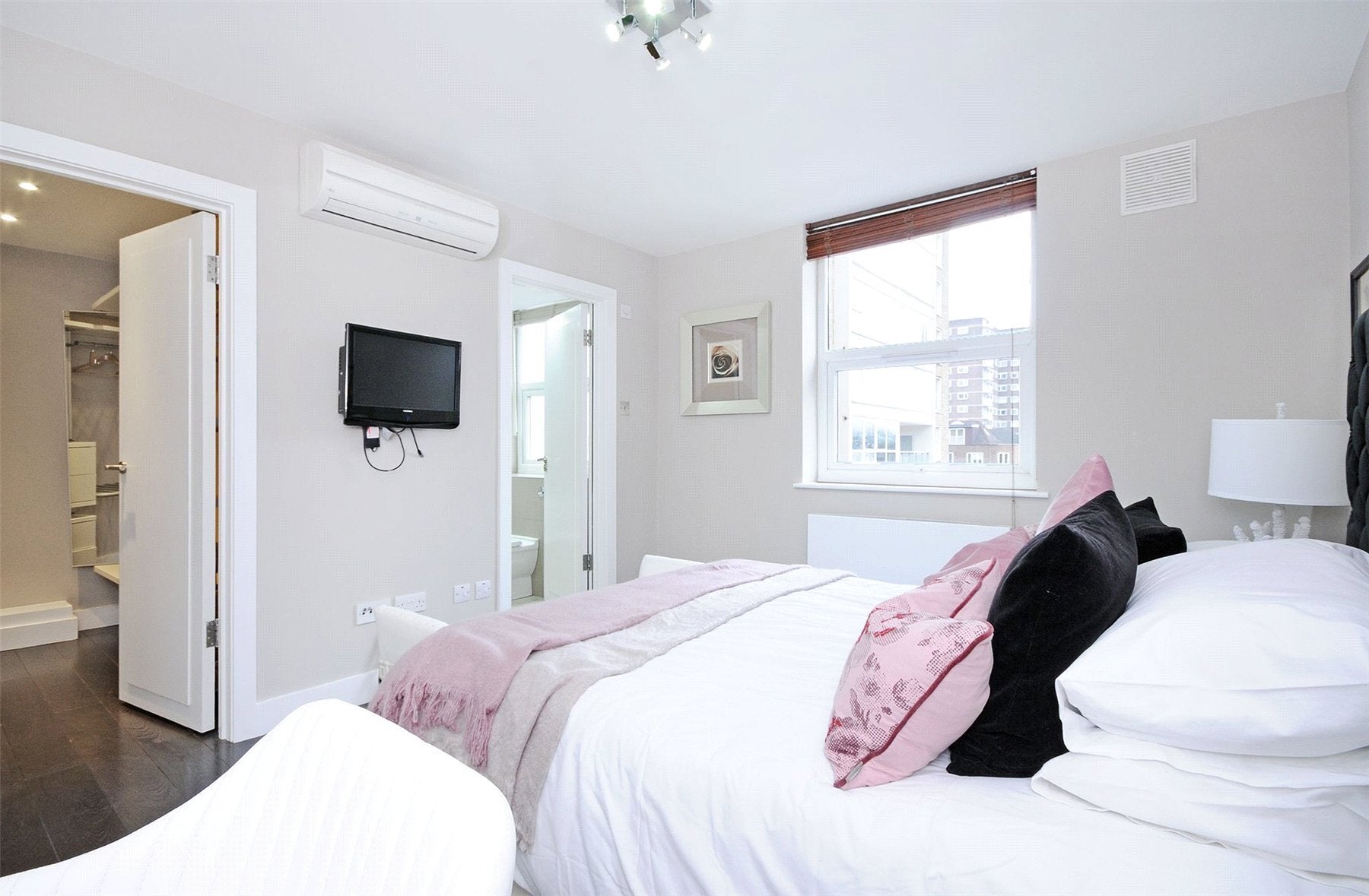 Flat Finchley Road in Greater London