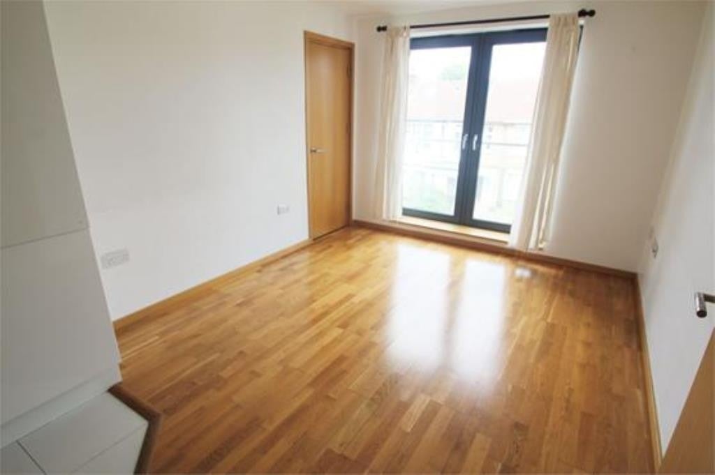 Flat Pinner Road in Greater London