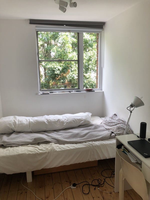 Room Burness Close in Greater London
