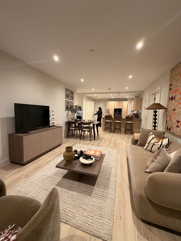 Room Collett Road in Greater London