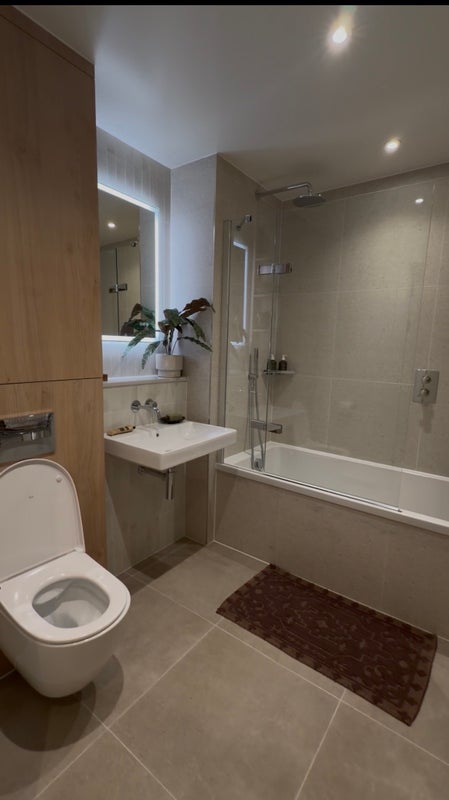 Room Collett Road in Greater London