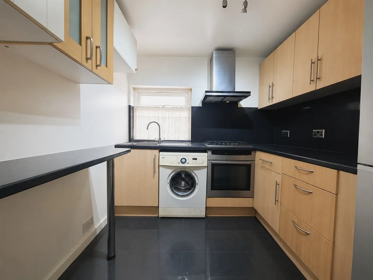 Flat Cornwall Road in Greater London