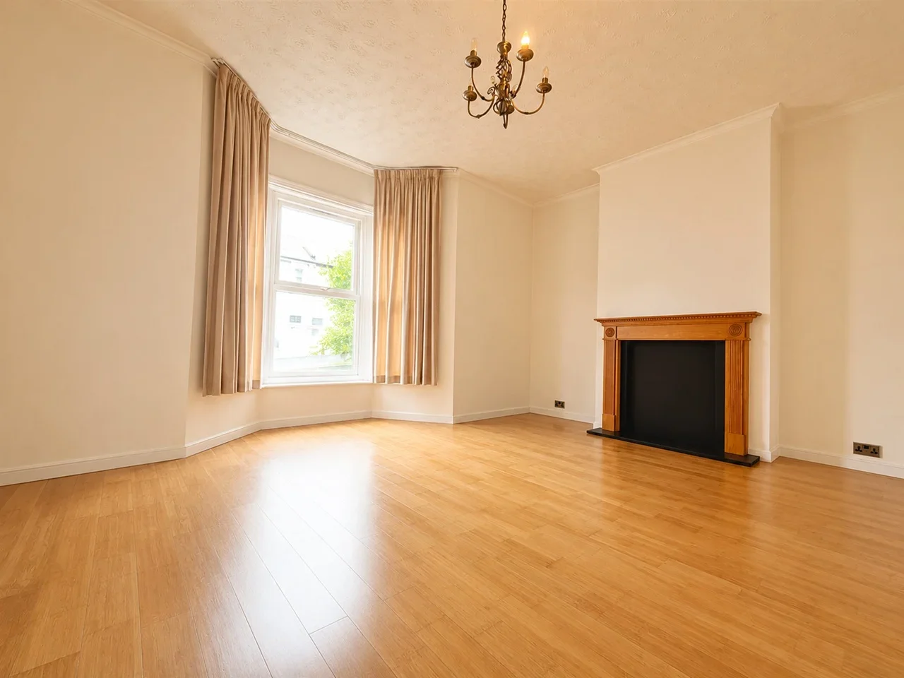 Flat Cornwall Road in Greater London