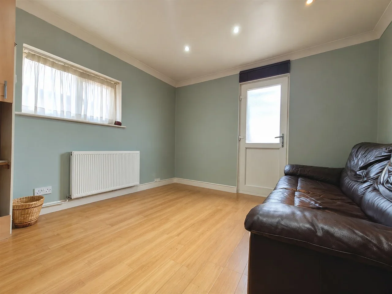 Flat Cornwall Road in Greater London