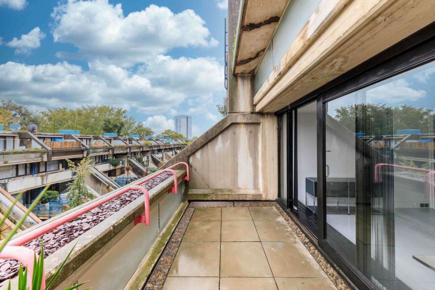Flat Rowley Way in Greater London