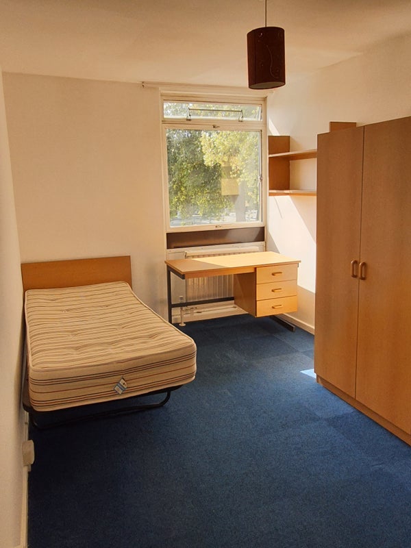 Flat Tunworth Crescent in Greater London