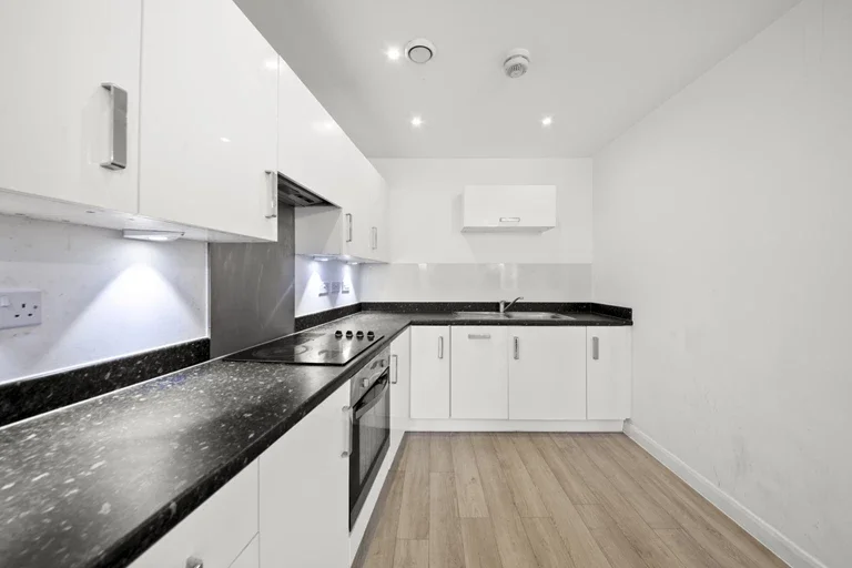 Flat Featherstone Road in Greater London
