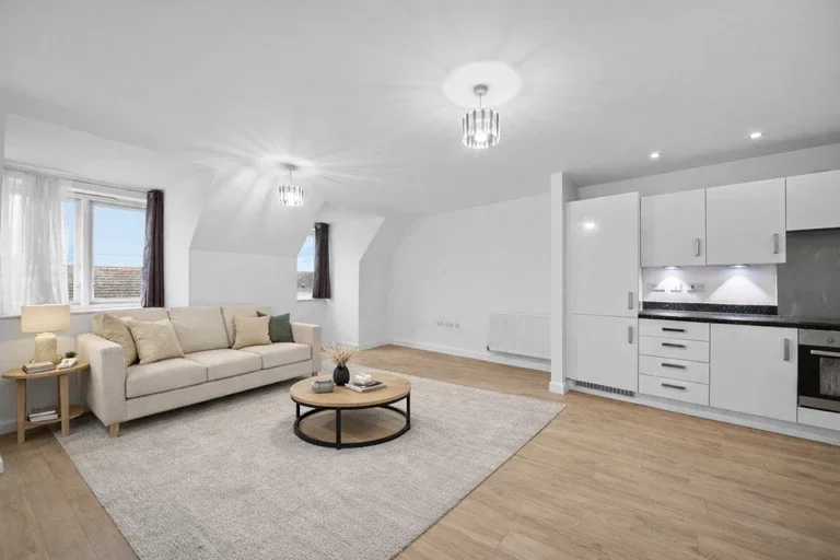 Flat Featherstone Road in Greater London