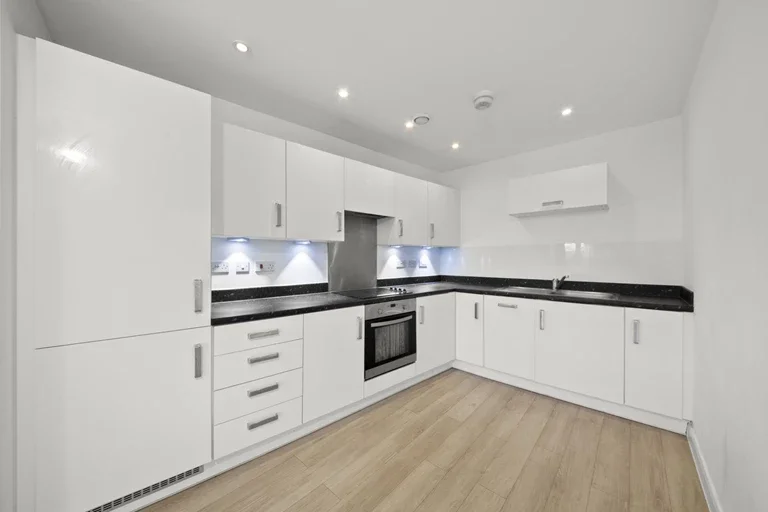 Flat Featherstone Road in Greater London