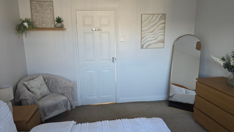 Room Sheldon Hall Avenue in Birmingham
