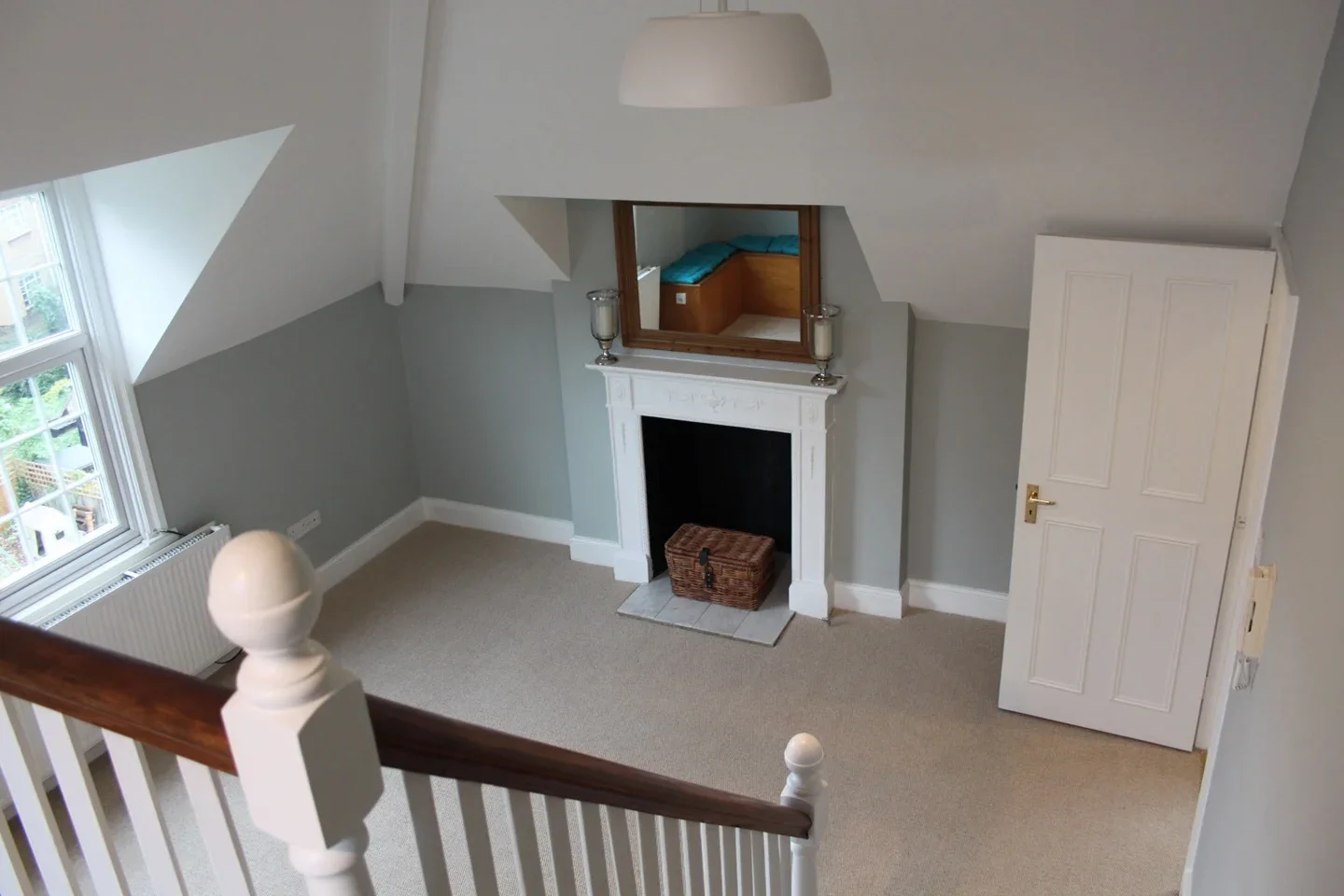 Flat Holmbush Road in Greater London