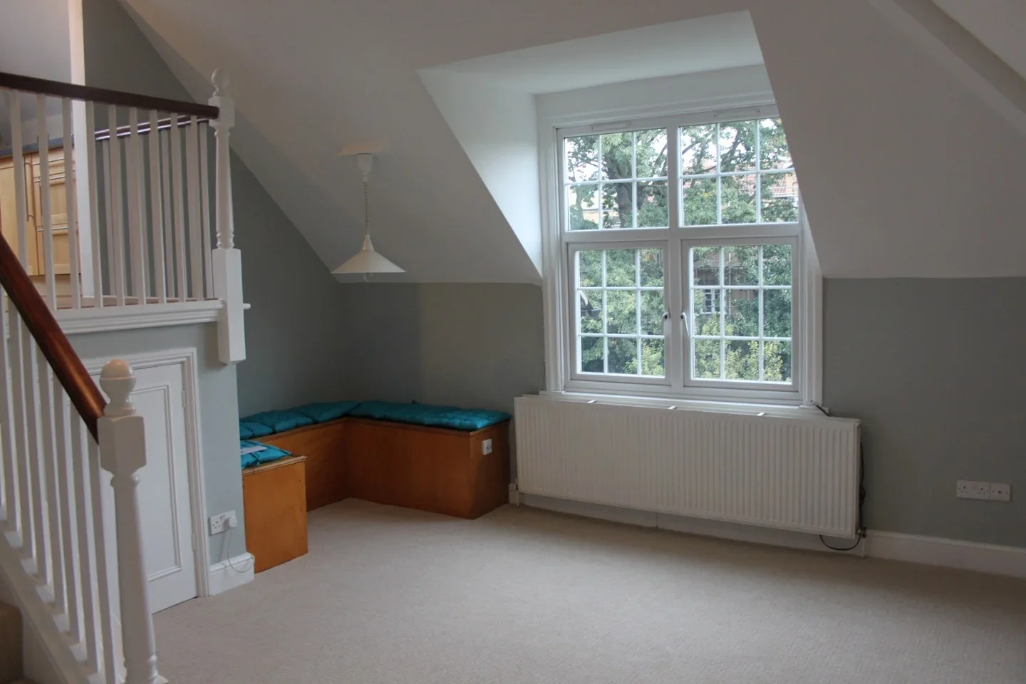 Flat Holmbush Road in Greater London