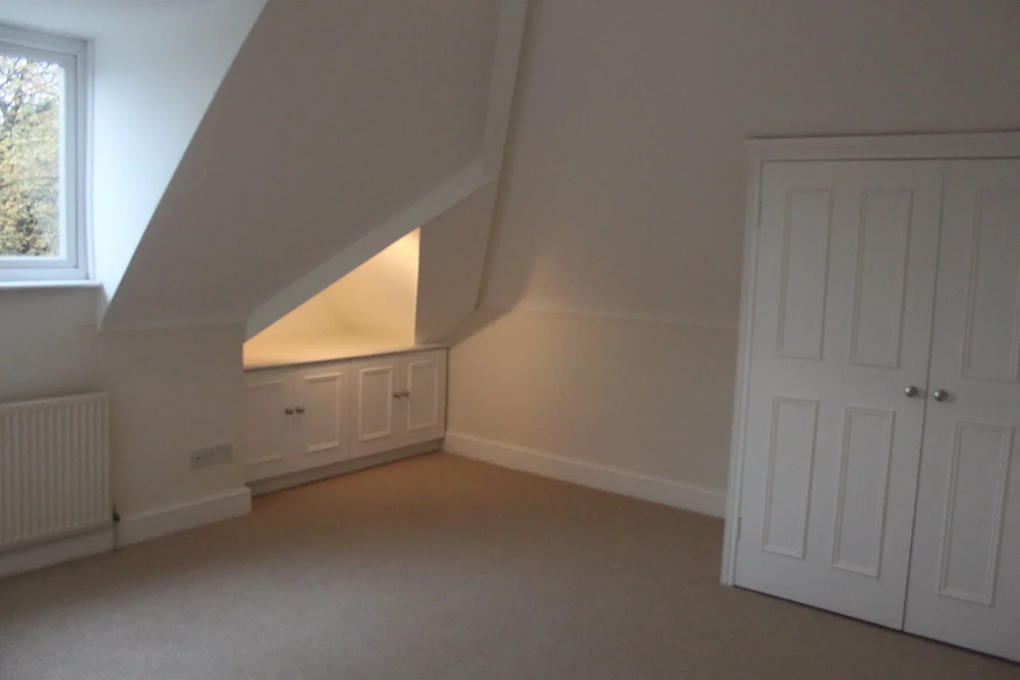 Flat Holmbush Road in Greater London