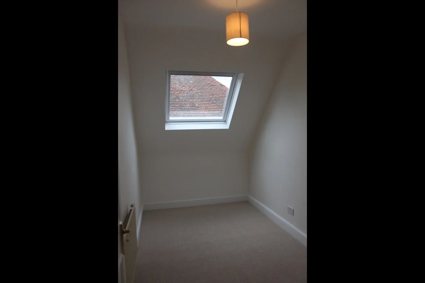 Flat Holmbush Road in Greater London