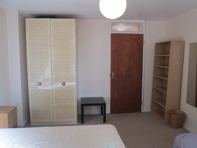 Room Erskine Crescent in Greater London