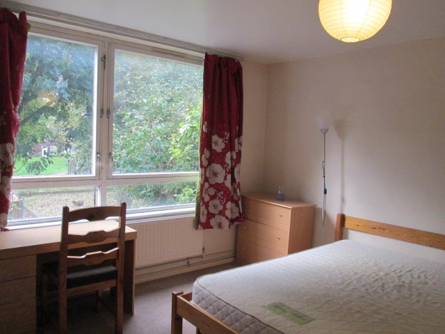 Room Erskine Crescent in Greater London