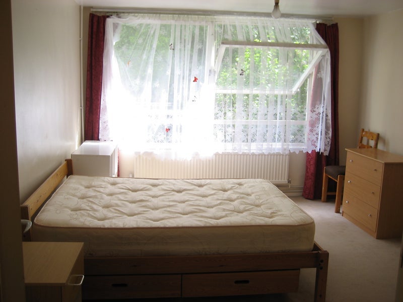 Room Erskine Crescent in Greater London