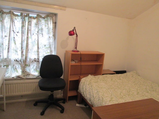 Room Erskine Crescent in Greater London