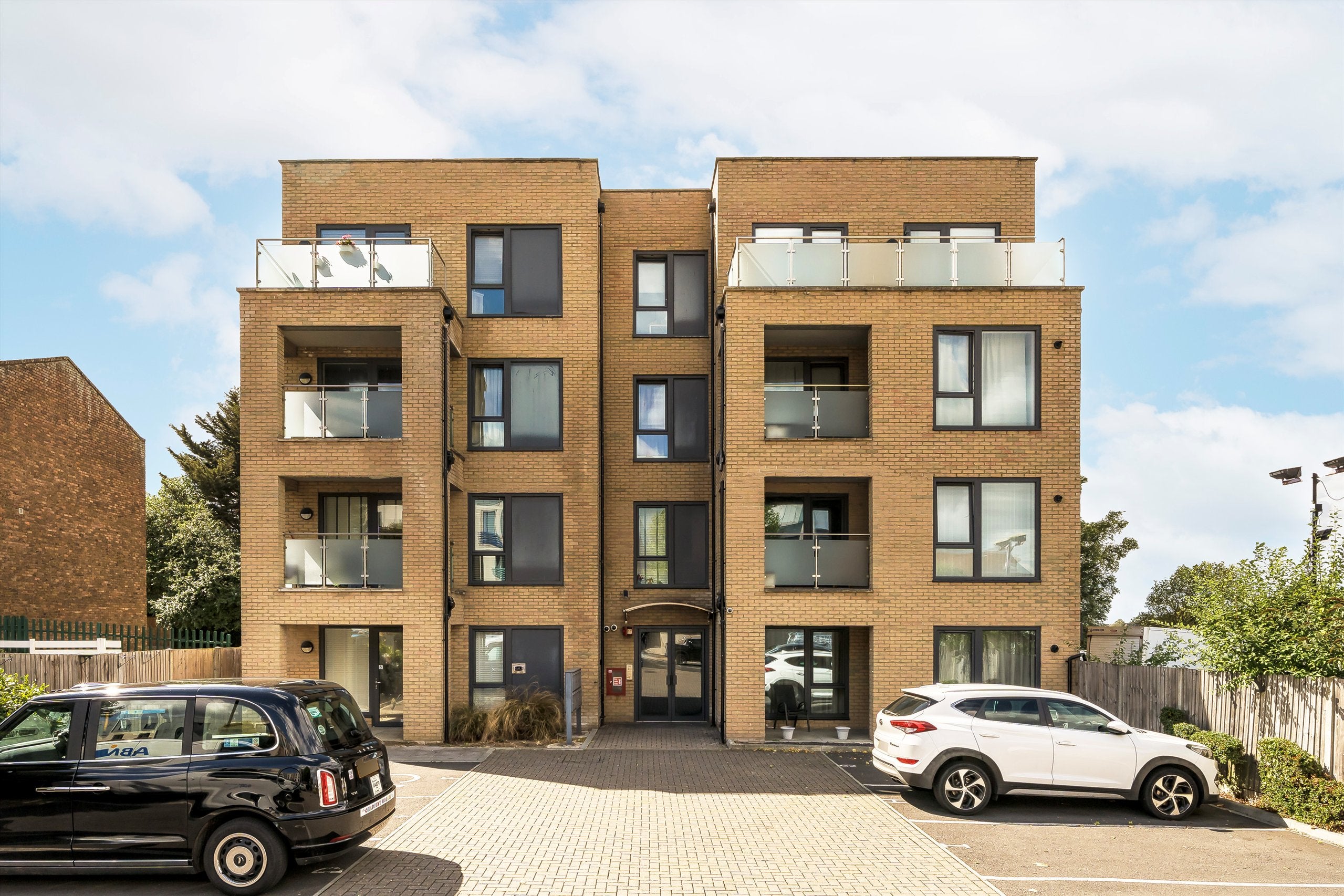 Flat Green Lane in Greater London